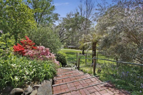 Warrina - Overlooks Ovens River and five minute walk into town Bright